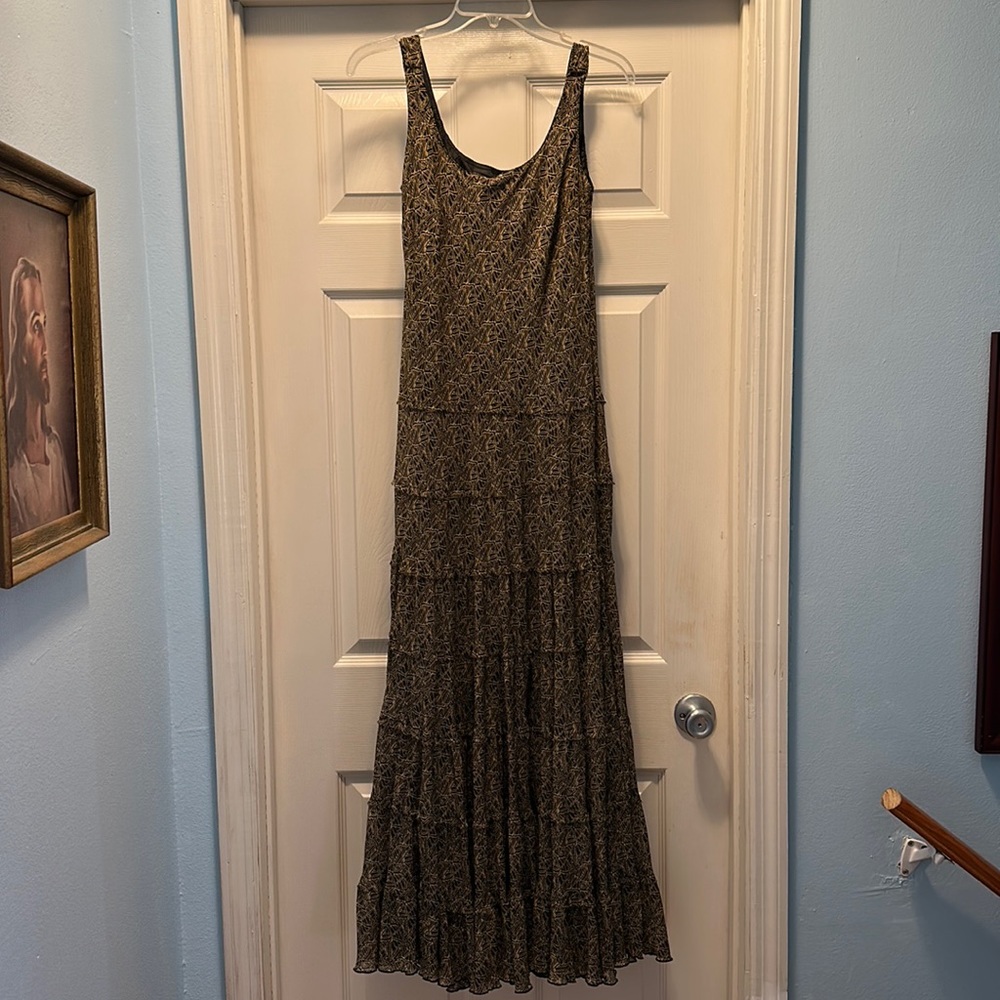 Jones New York long dress size 12. Black with gold print.
